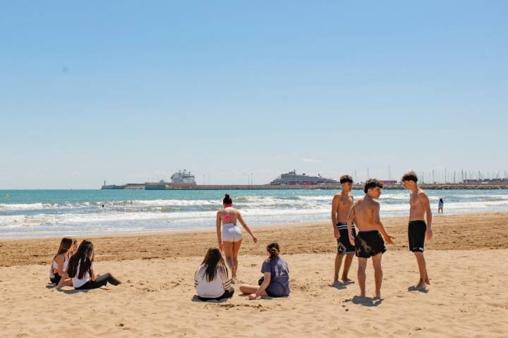 Entre semana, las pandillas de jóvenes aprovechan el recreo a media mañana. 