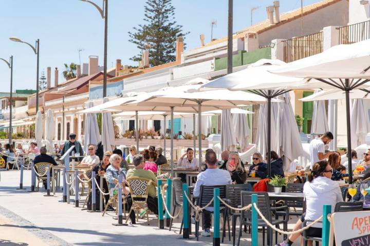 El relax de los vecinos que antes salían a tomar el fresco a la puerta de casa, se ha trasladado ahora a las terrazas. 