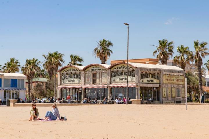 Los restaurantes con terraza en los que picar algo jalonan el paseo marítimo. 