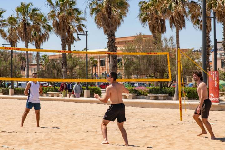  Los partidos de voley en la Malvarrosa son un espectáculo más de esta playa tan animada. 