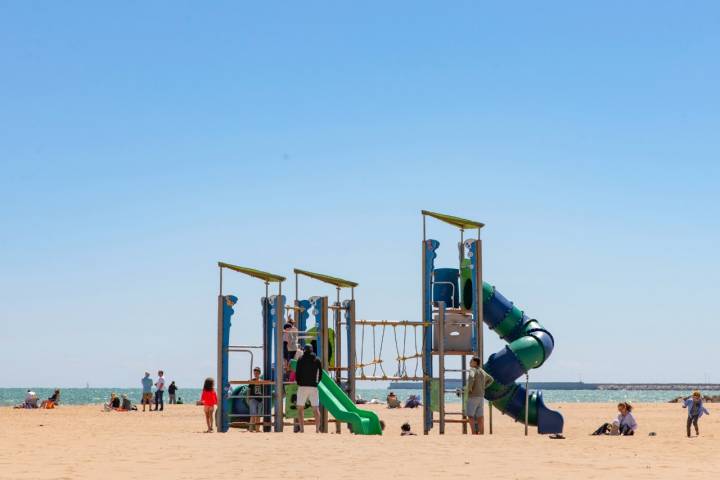 Los niños tienen opciones para cuando se aburran de los castillos de arena. 