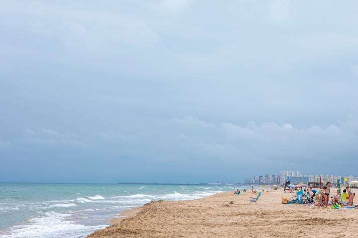 Playa de Xeraco, con los edificios de Gandía al fondo