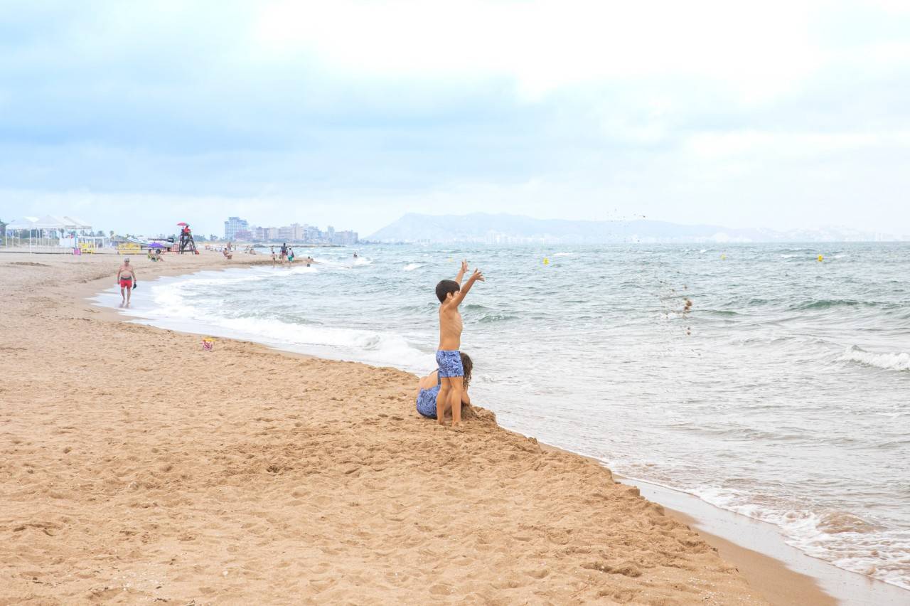 Un oasis de dunas entre dos gigantes del sol y playa