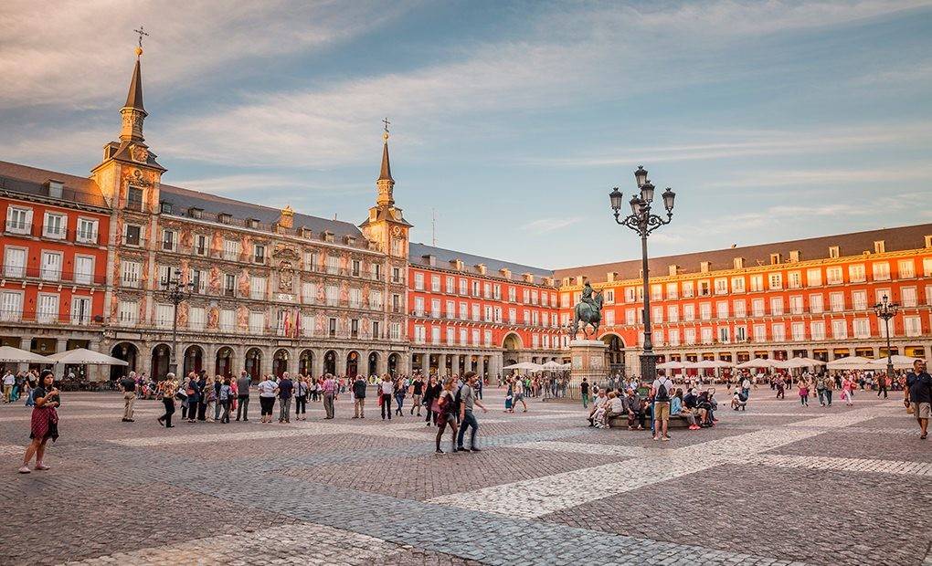 Turistas visitando la Plaza Mayor