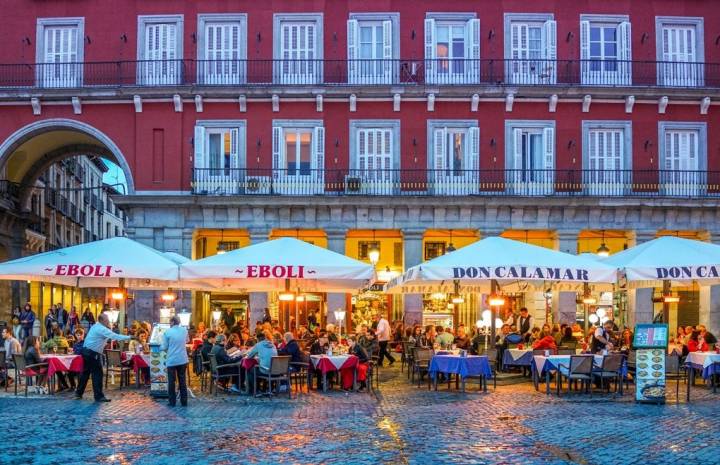 Uno de los restaurantes de la Plaza Mayor. Foto: Boris-B. Shutterstock.