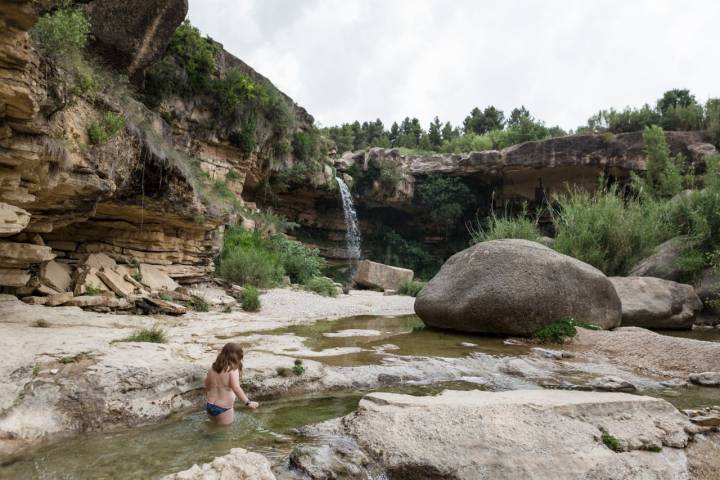 Pozas Comarca del Matarraña niña en El Salt