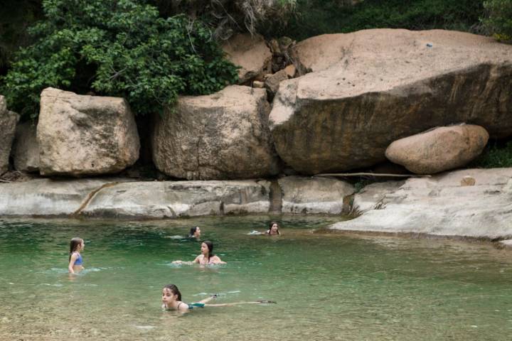 Pozas Comarca del Matarraña niños en el Lago Azul