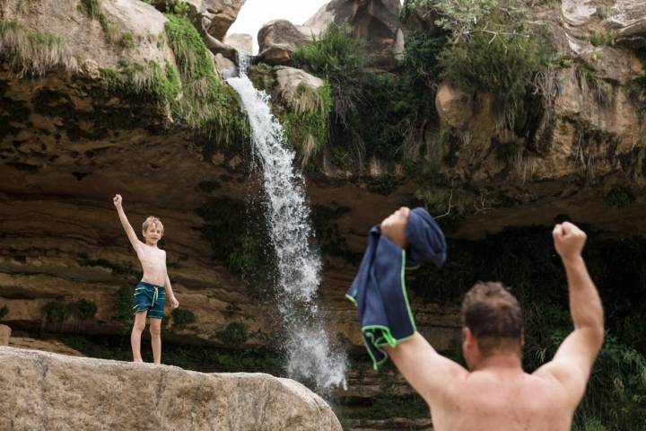 Pozas Comarca del Matarraña niño alzando el puño