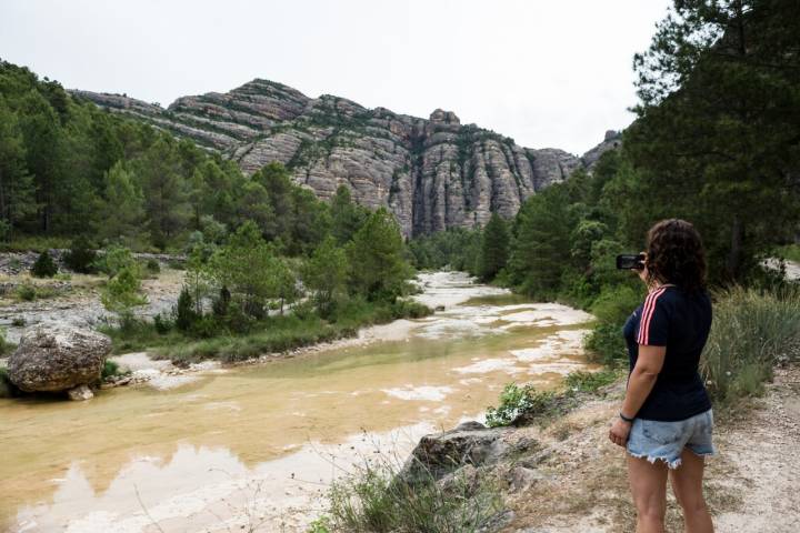 Pozas Comarca del Matarraña chica haciendo foto