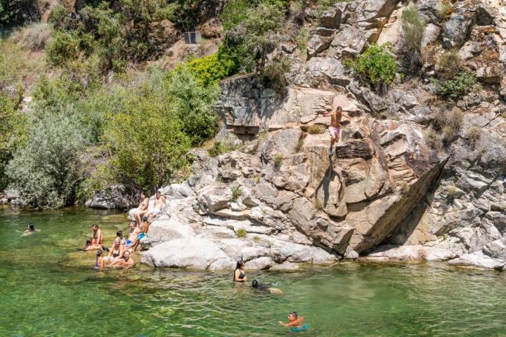 Los más aventureros se lanzan desde las piedras.