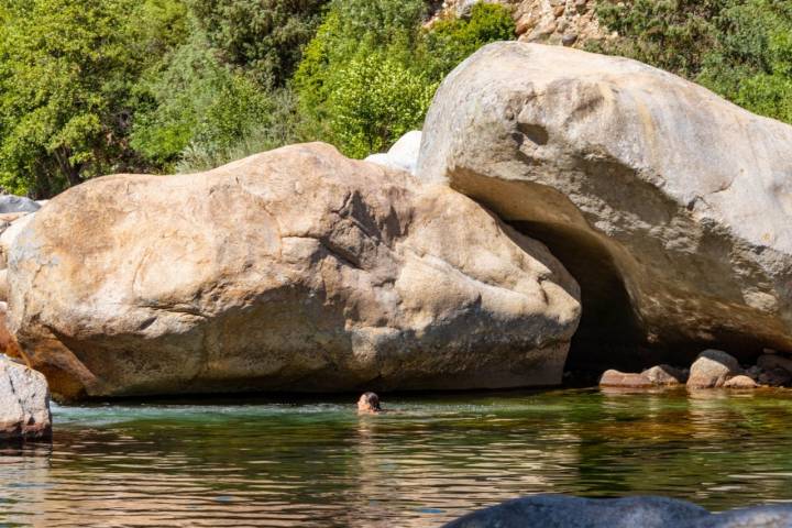 Las grandes rocas de granito marcan el paisaje.