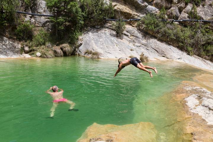 - Las pozas más profundas permiten disfrutar de pequeños saltos sobre el agua. 