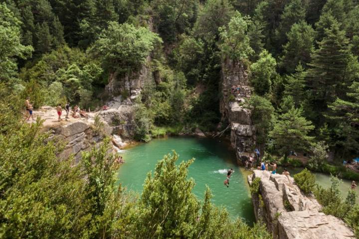 Piscinas naturales río Arba de Luesia: pozo Pigalo rodeado de naturaleza