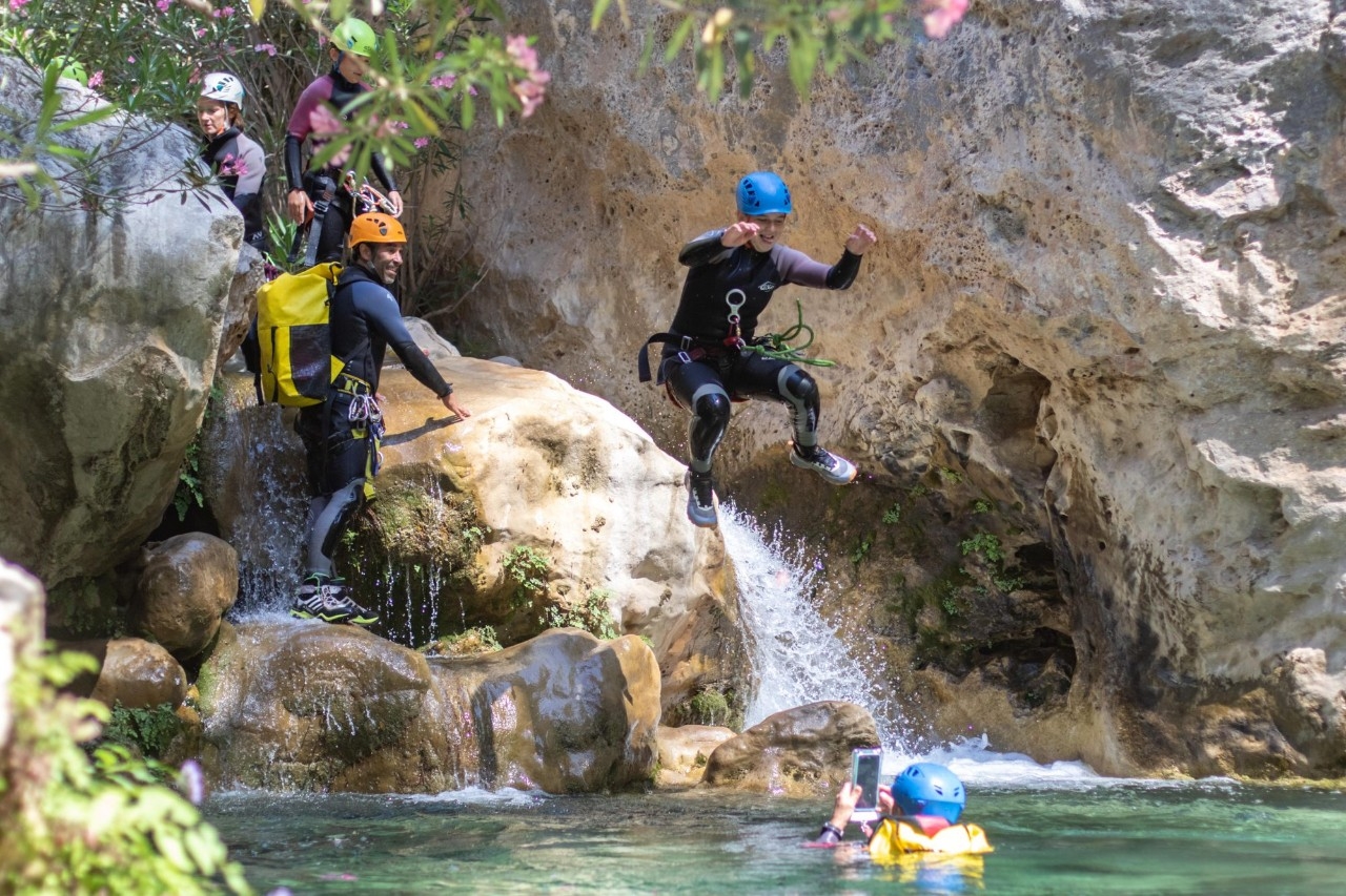 Mucha gente se anima a hacer descenso de barranco.