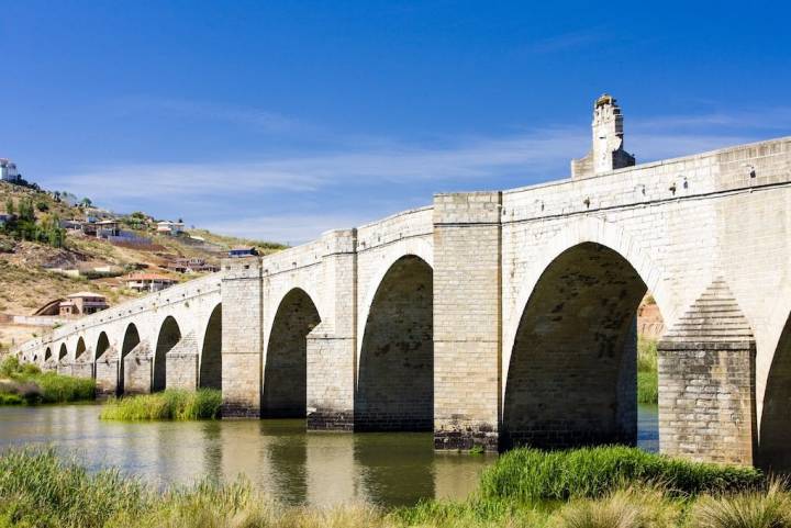 El puente de Medellín, del siglo XVII, es uno de los más bellos. Foto: Shutterstock.