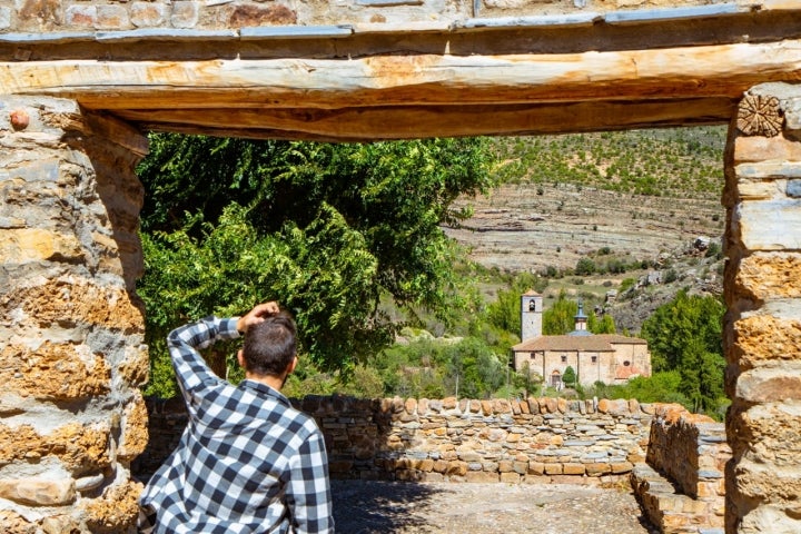 Pueblos abandonados e icnitas ribera Cidacos arco