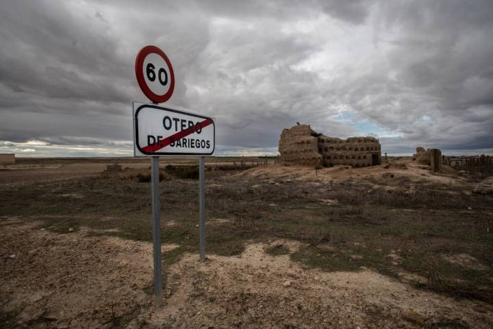 Cartel de fin del pueblo abandonado Otero de Sariegos, en Zamora