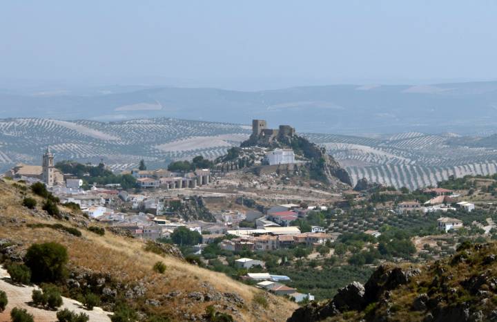 El pueblo de Luque, con su gran castillo al fondo.