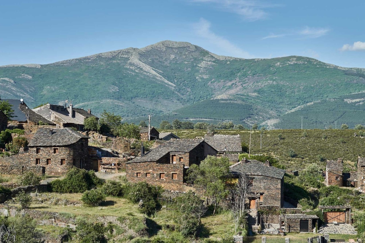 Viajar entre fortalezas medievales, lavanda y tejados de pizarra