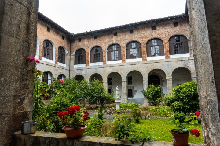 Patio del antiguo Monasterio de Santa Clara en la localidad de Azkoitia junto al río Urola.