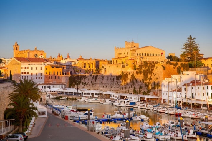 Ciutadella es famosa por su casco antiguo y sus calles medievales.  Ciutadella es famosa por su casco antiguo y sus calles medievales.