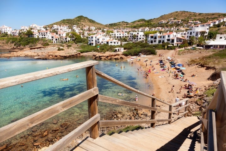 La playa de Fornell y el pueblo de pescadores al fondo. La playa de Fornell y el pueblo de pescadores al fondo.