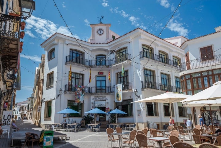 La Plaza de la Constitución es uno de los principales centro neurálgicos de Alaior. La Plaza de la Constitución es uno de los principales centro neurálgicos de Alaior.