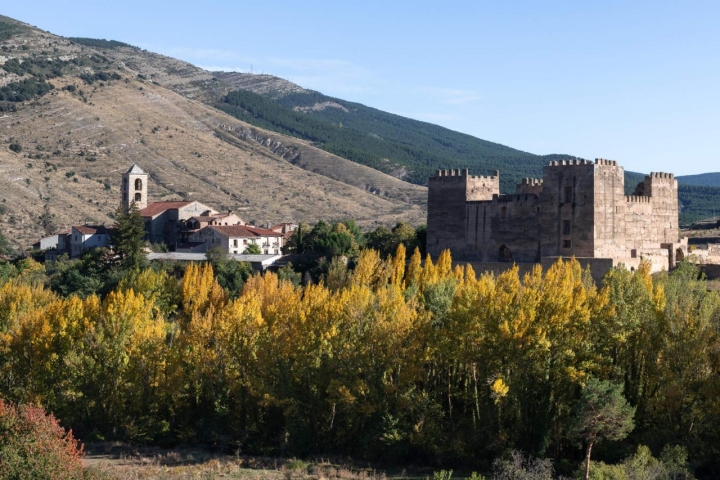 Vista del pueblo y el castillo de Yanguas.