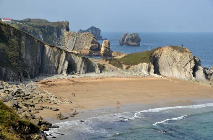 La bellísima Playa de la Arnia, en Liencres. Foto: Marga Estebarranz