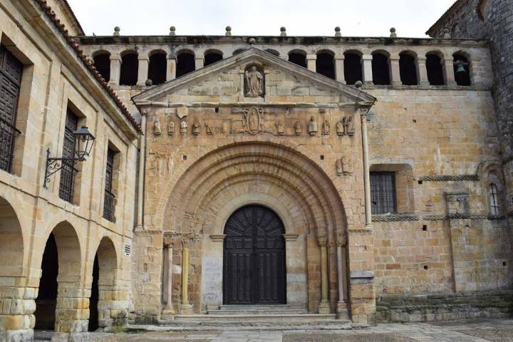 La Colegiata de Santa Juliana, en Santillana del Mar. Foto: Agefotostock