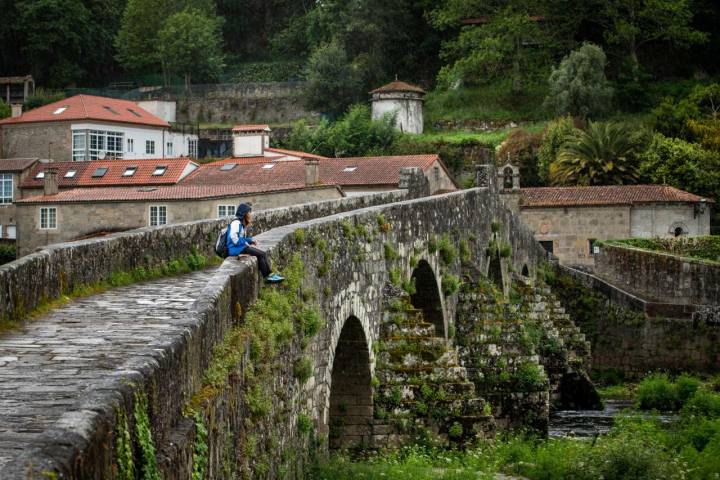 Ponte Maceira fue antaño el único paso del Tambre en bastantes kilómetros. De ahí su importancia, ya que durante el medievo permitía salvar el río y enfilar desde Santiago hacia la Costa da Morte. El puente tiene orígenes romanos, como muestra un aparejo de la base, aunque fue reformado en la Edad Media.