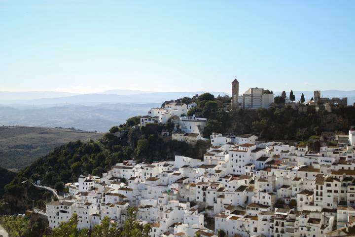 Las calles encaladas y el abrigo de los bosques son una constante en estos pueblos malagueños. En la foto: Casares