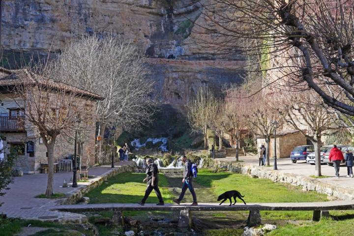 Pueblos valle Sedano  frontal cascada Orbaneja