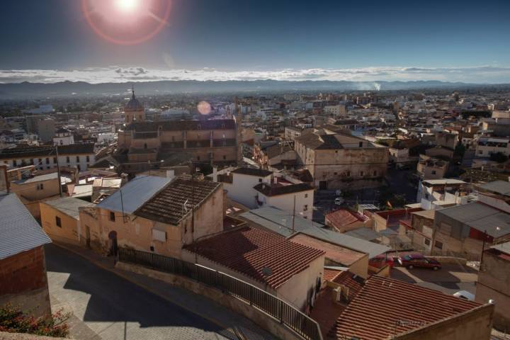 Lorca amanece luminosa desde la puerta de la iglesia de Santa María.