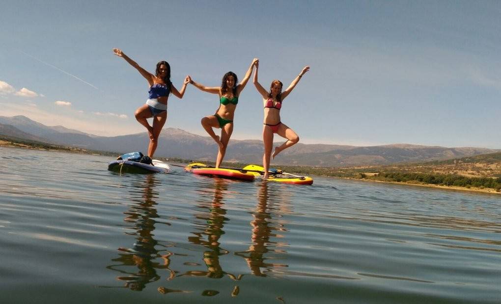 Las tres amigas hacen sup en el pantano del Valle de Lozoya. Foto: Carlos Gómez.