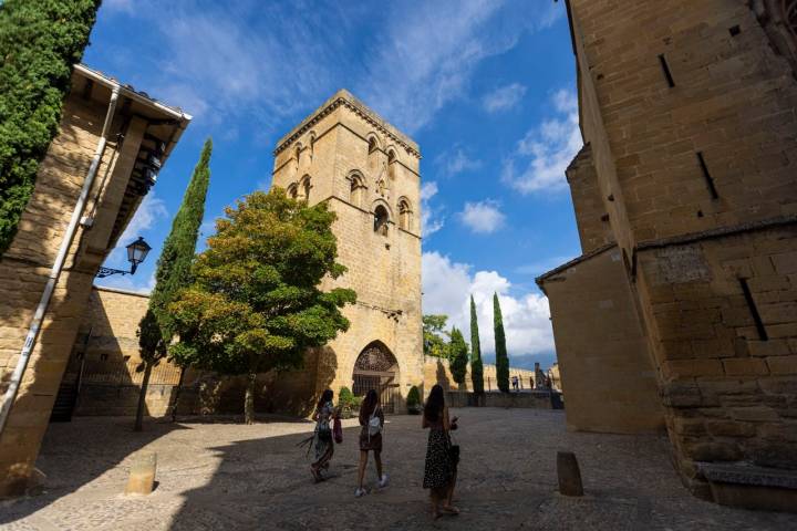 Arquitectura, gastronomía y monte se combinan en la villa alavesa de Laguardia.