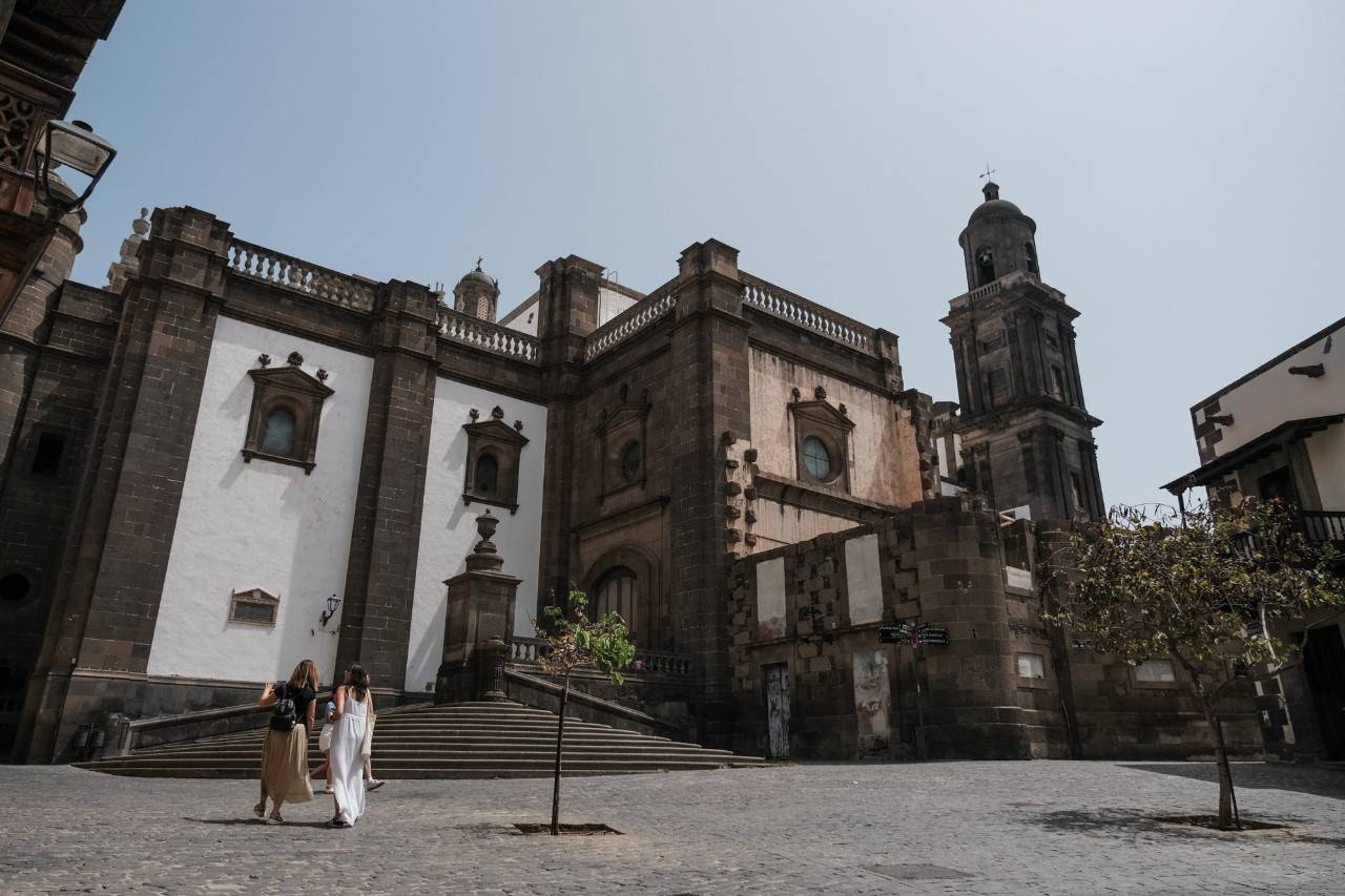 Fachada lateral de la Catedral de Santa Ana. 