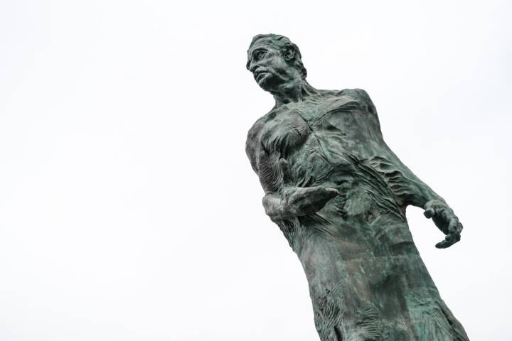 Monumento a Alfredo Kraus en la plaza del auditorio.