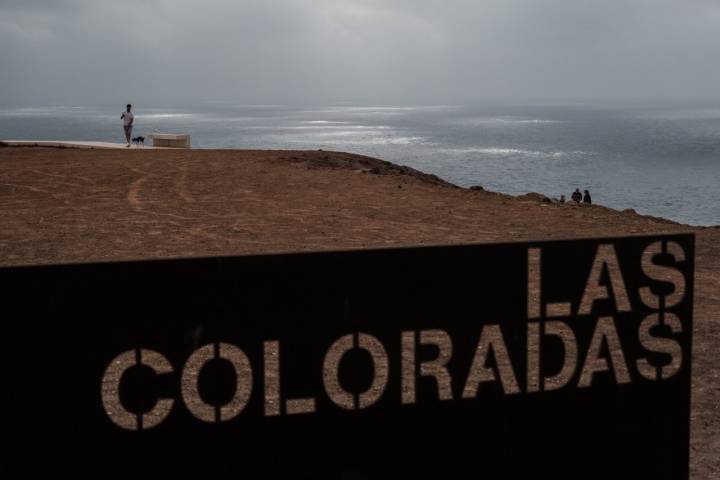 El mirador de Las Coloradas con el mar al fondo.