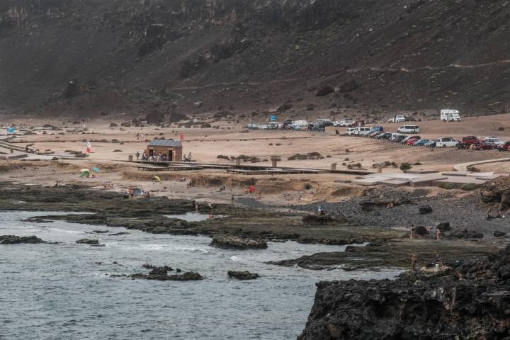 Aparcamiento y zona de la playa de El Confital.