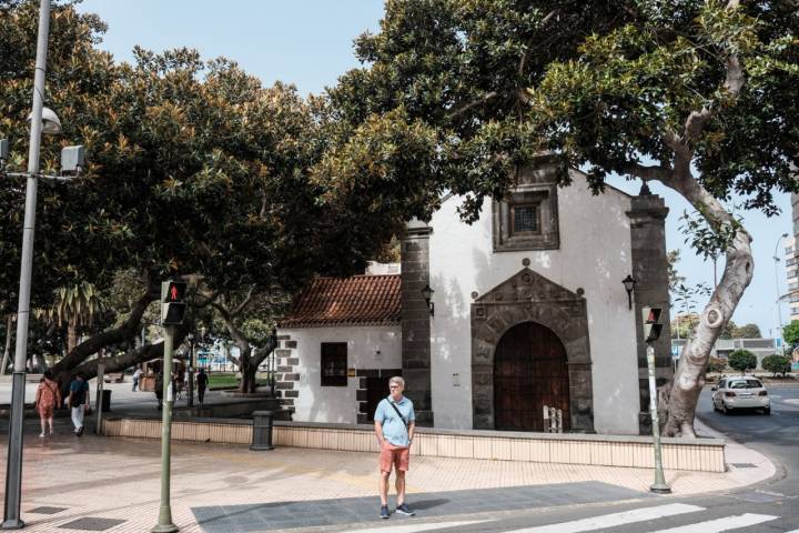 Ermita de San Telmo rodeada de árboles en Las Palmas de Gran Canaria.