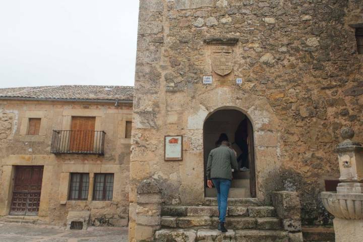 Un hombre entra a la antigua cárcel de Pedraza.