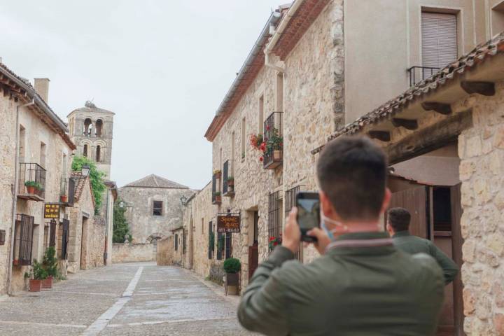 Chico haciendo fotos en las calles de Pedraza.