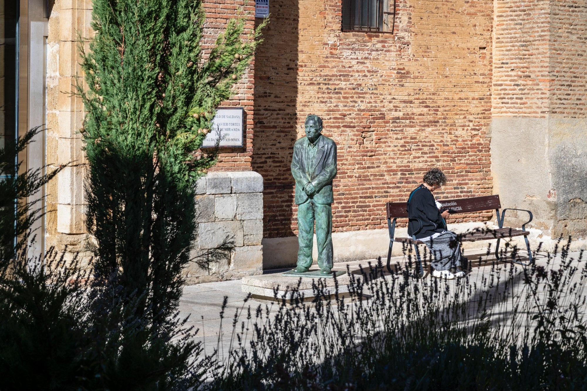 La estatua de Javier Cortes.