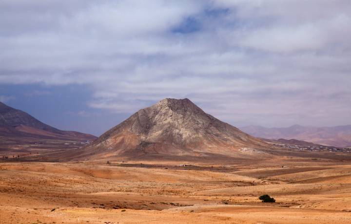 Tindaya y el enigmático paisaje que le rodea. Foto: Agefotostock