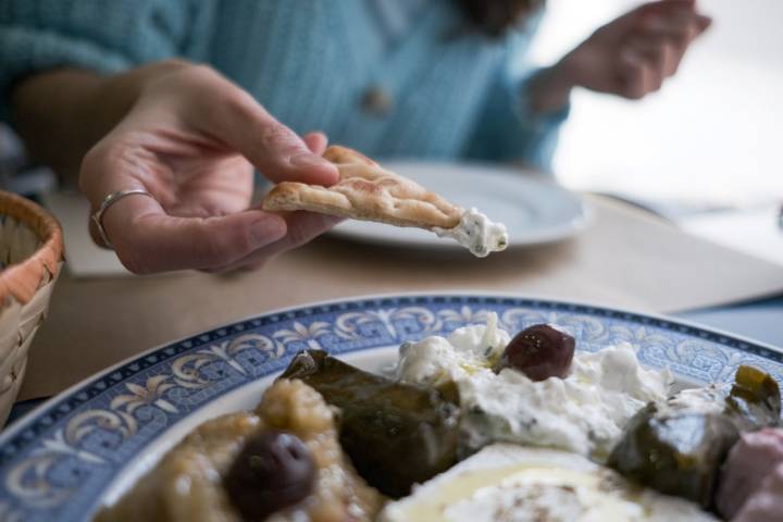 Para empezar: pan de pita con tzatziki y aceituna de kalamata. 