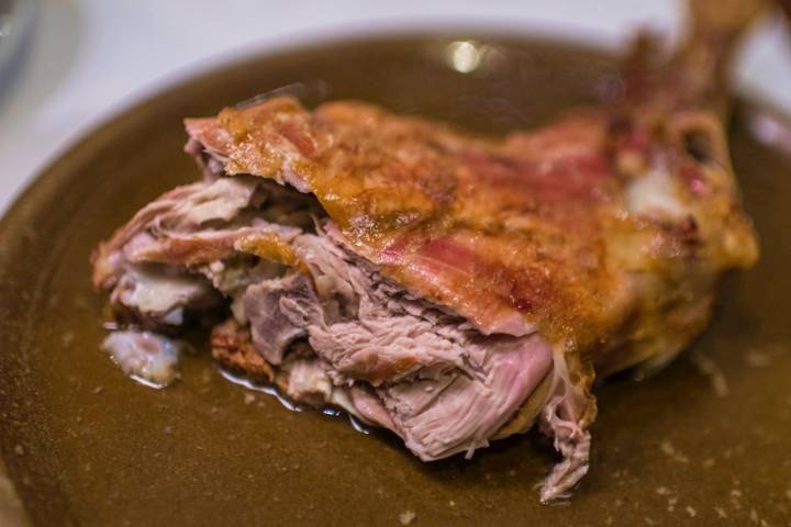 Lechazo del asador 'Las Cubas' en Arévalo (Ávila).