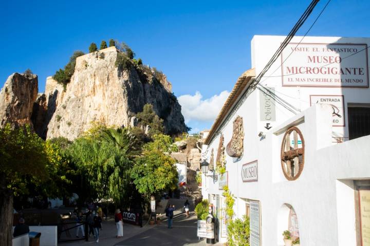 Ruta por Guadalest calle con cartel del museo