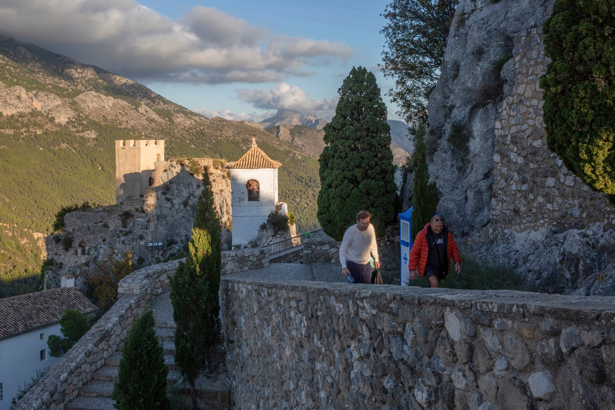 Ruta por Guadalest gente en escalera