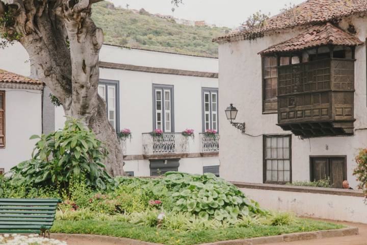 Las calles de San Antonio y San Sebastián proponen terrazas y restaurantes para reponer fuerzas.